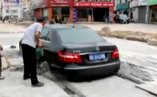 Giải cứu Mercedes E-Class tiền tỷ bằng khoan bê tông